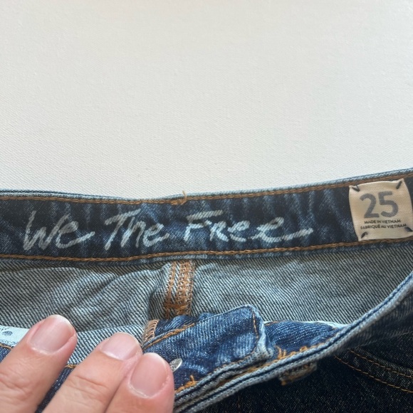 We The Free People Women’s 25 Bailey Raw Hem Mini Skirt Blue Wash Denim (E4) - Picture 4 of 5